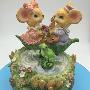 Music box- plays Love Story- produces by Glama